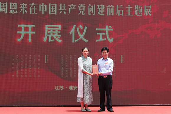 展览现场,汤海英向周恩来纪念馆捐赠《伉俪情——周恩来、邓颖超雕像》,周恩来纪念馆施春生副馆长接受捐赠并颁发捐赠证书。