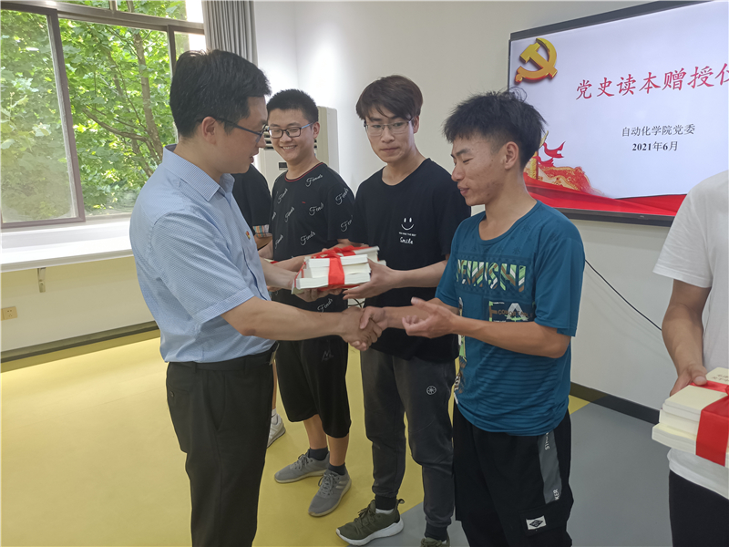 举办“六个一”活动，为新党员开学习小灶